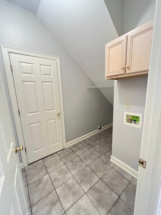 Building Photo - 8570 Meadow Green Dr