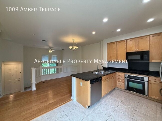 Building Photo - 1009 Amber Terrace