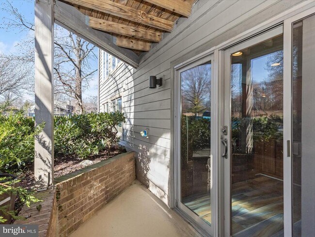Building Photo - 7024 Channel Village Ct