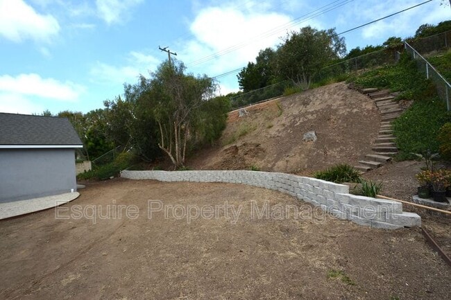 Building Photo - 283 Calle Higuera