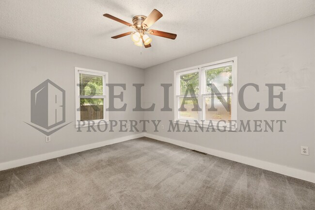 Building Photo - 703 S Grove Dr