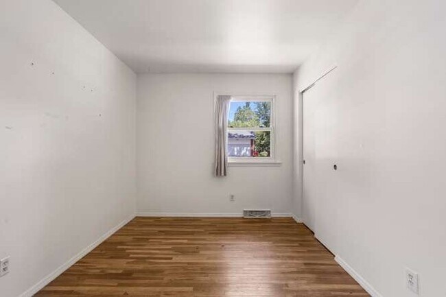 Building Photo - 2305 Glenoak Dr