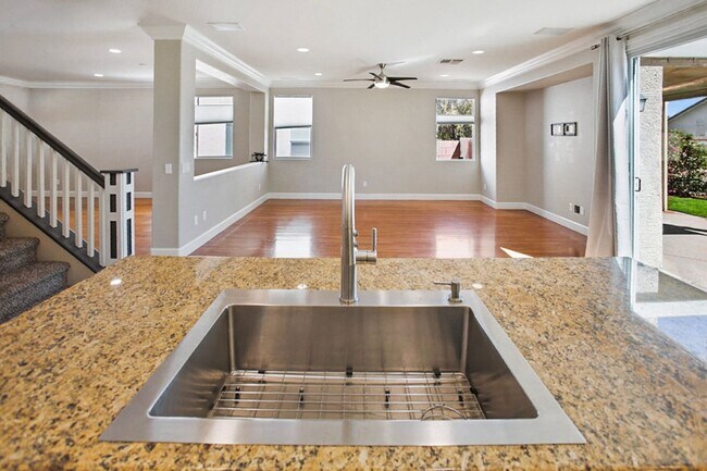 Building Photo - Southwest Pool Home With First Floor Bed And Bath