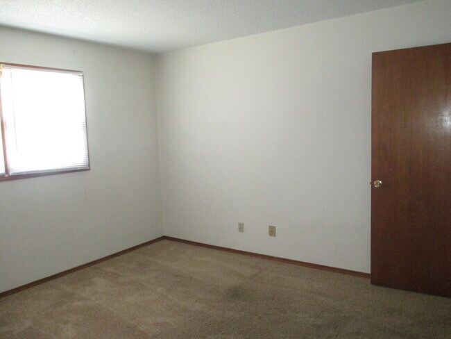 Building Photo - Central Location