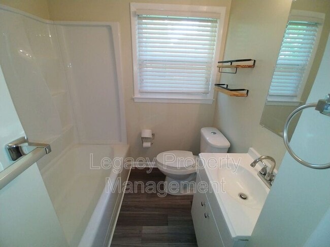 Building Photo - 727 Oakgrove Dr