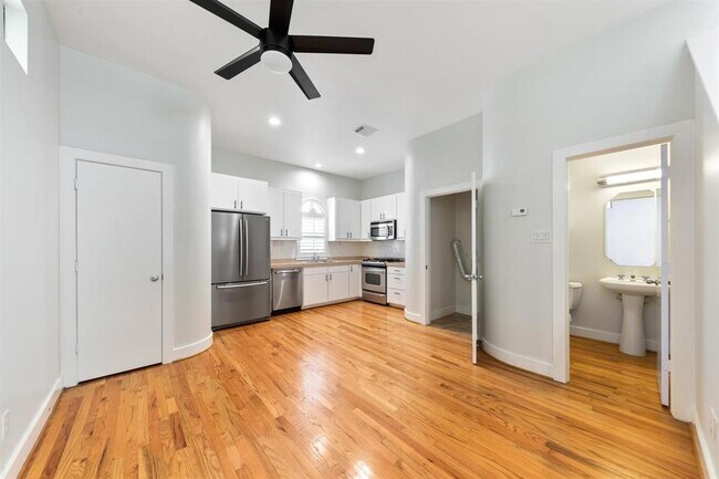 Building Photo - 419 W 26th St