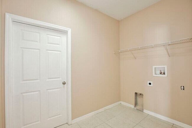 Building Photo - Spacious 4/2 Home with a Large Fenced Backyard and a 2 Car Garage Located in Buena Ventura Lakes ...