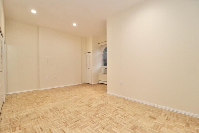 Primary Photo - 168 Coles St