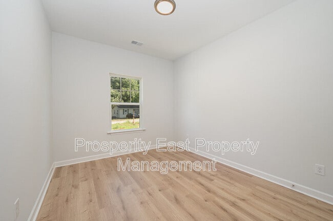 Building Photo - 605 Queens Rd