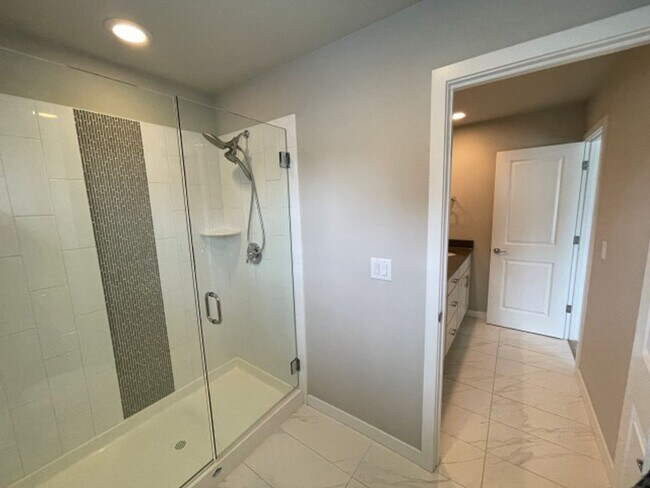 Building Photo - 4bd/3.5ba Lynnwood Townhouse