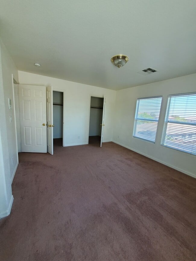 Building Photo - Summerlin 3/2.5 with huge loft