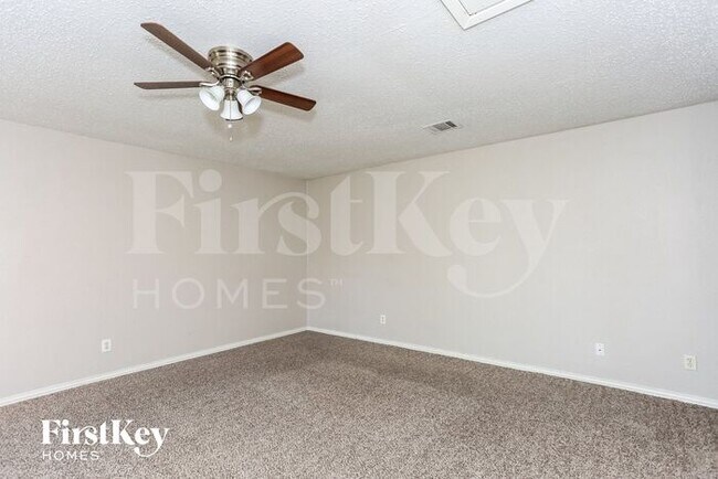Building Photo - 1701 Oxford Dr