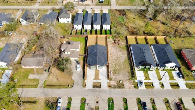 Building Photo - 8125 Cabot St