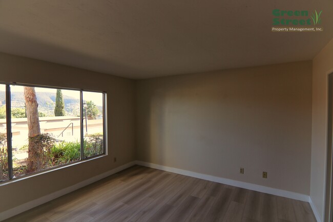 Building Photo - 910 S Rancho Santa Fe Rd