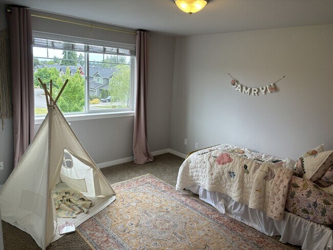 Building Photo - Stunning 4 Bed Yelm Home with Vaulted Ceilings & Modern Amenities!
