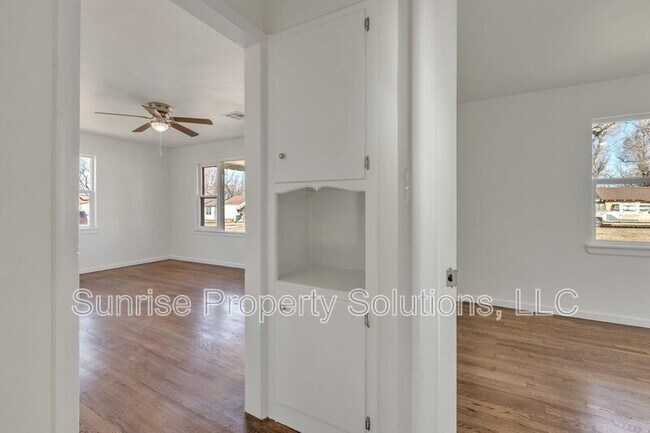 Building Photo - 300 SE 48th St