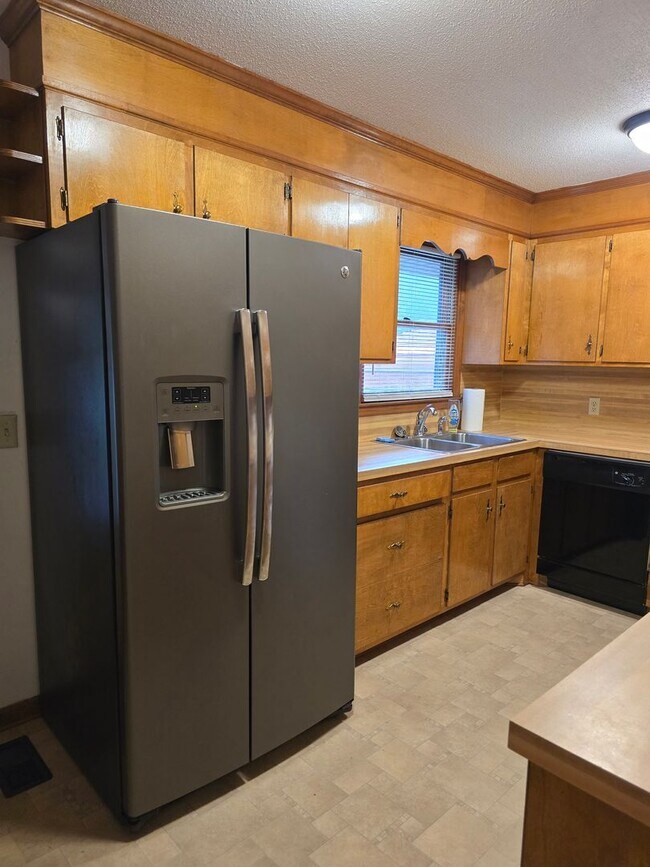 Building Photo - NEW LISTING!!!!!