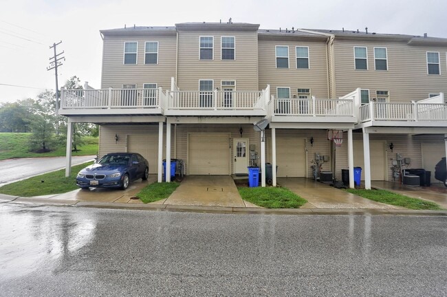 Building Photo - 3BR, 3BA, 1-Car Garage Townhome in Howard Square