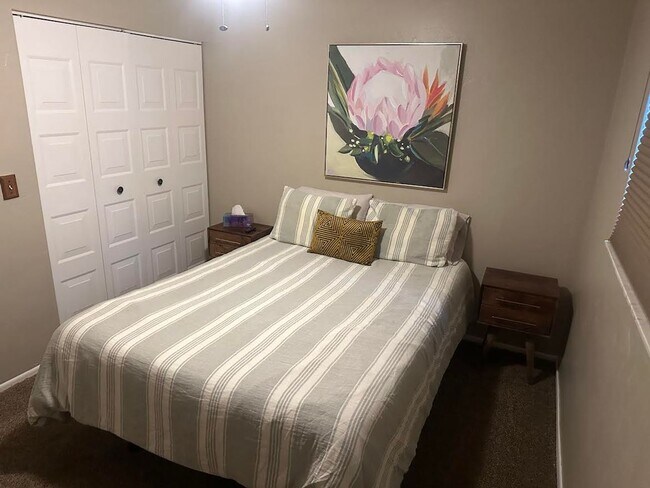 Building Photo - 2 Bedroom Condo with One Car Garage