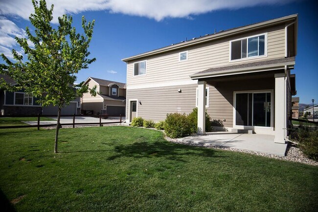 Building Photo - Spacious 3 Bedroom Single-Family Home with Modern Features