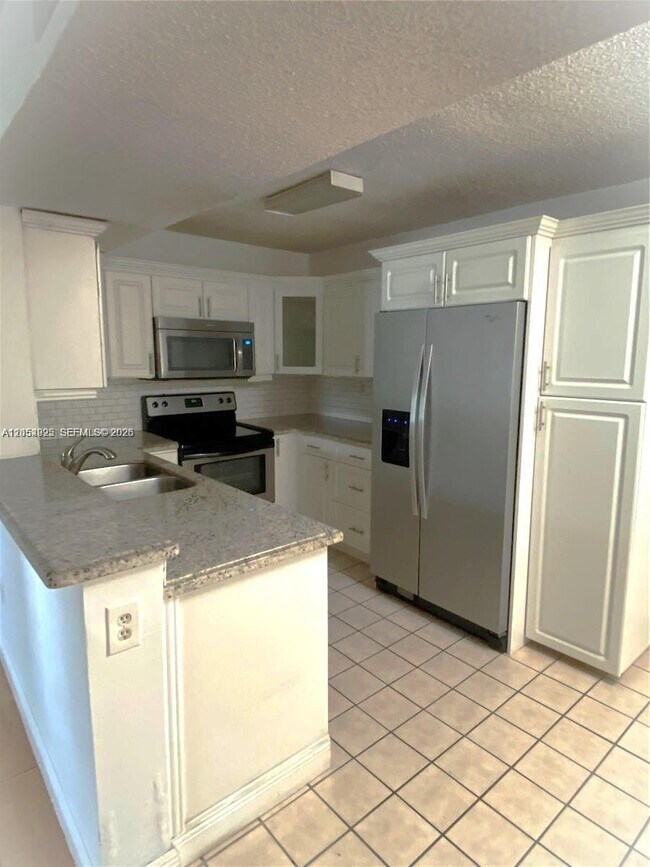 Building Photo - 300 Palm Cir W