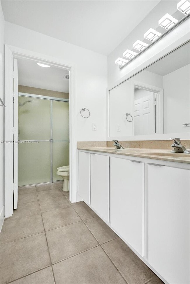 Building Photo - 6305 Willoughby Cir