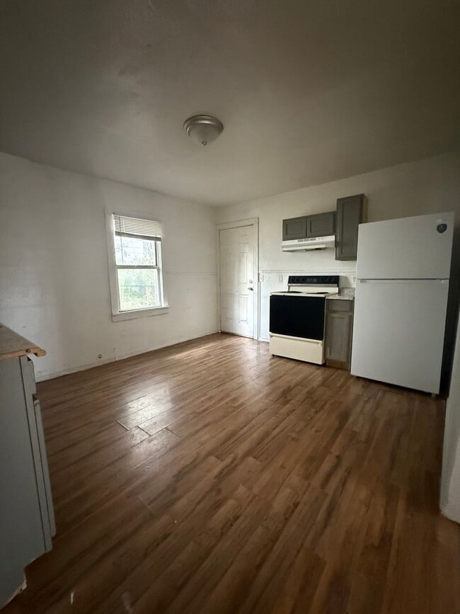 Building Photo - 613 W Avenue D