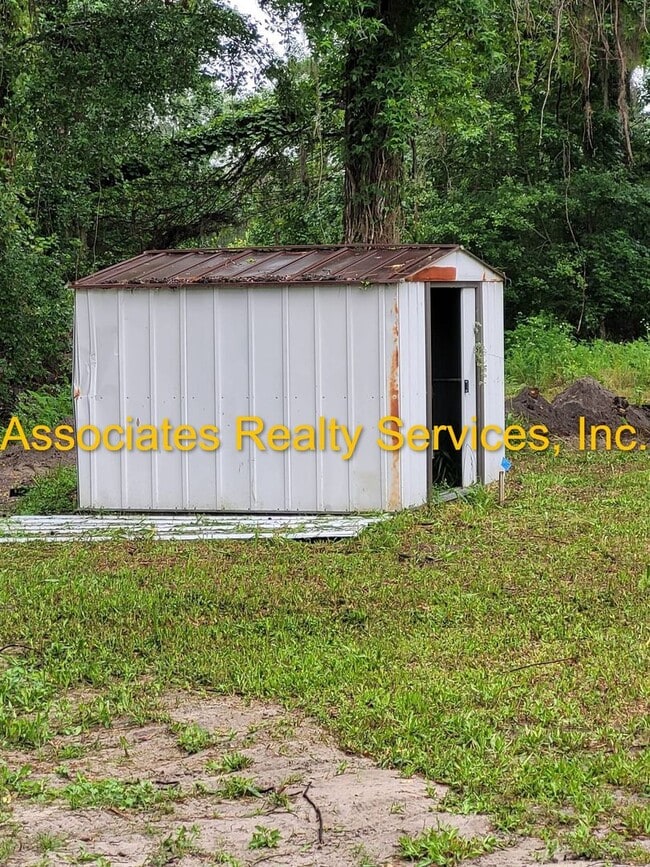 Building Photo - Remodeled and just on the Market!