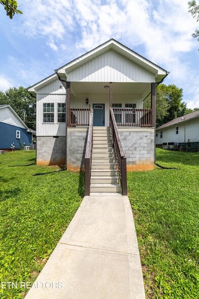 Building Photo - 619 Midlake Dr NE