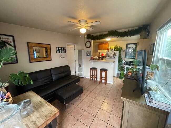 Building Photo - Awesome beach cottage across the Street fr...