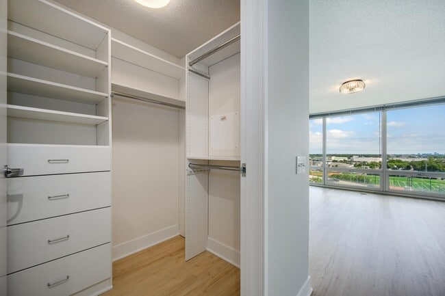 Building Photo - 9715 Woods Dr