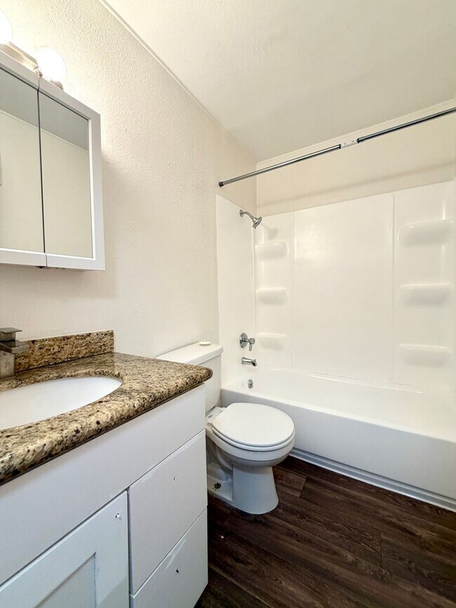 Building Photo - **$750 DEPOSIT + FREE FIRST MONTH'S RENT** Spacious Main Floor Unit~ Great Natural Light~ Updated...