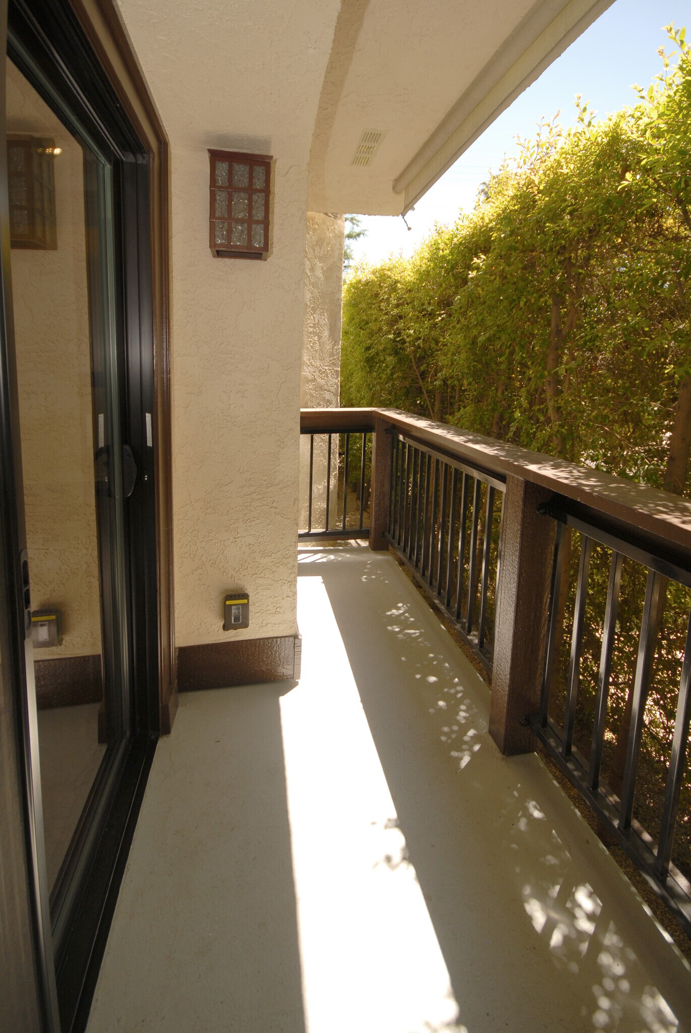 Building Photo - 13025 Moorpark St
