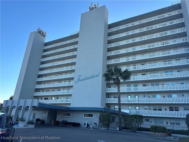 Building Photo - 2131 Lakeview Dr