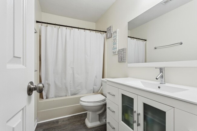 Building Photo - Spacious 4 BDRM 2.5 BA