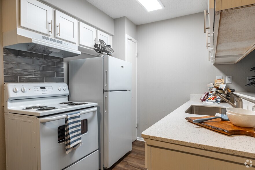 1BR, 1BA - 643SF - Kitchen - Solana