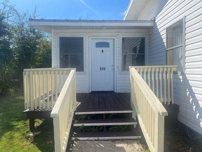 Primary Photo - Charming 3Bed/2Ba Duplex Unit Conveniently...