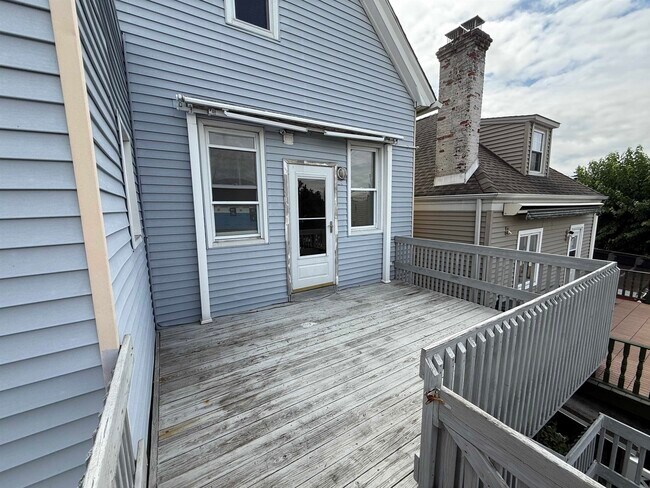 Building Photo - 847 7th St