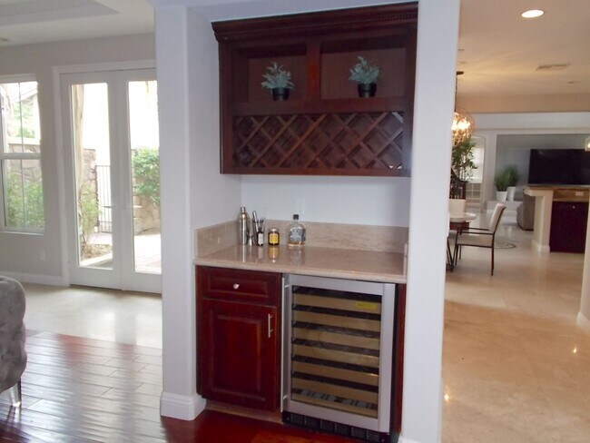 Building Photo - Spacious 4 Bed / 5 Bath Two-Story Home wit...