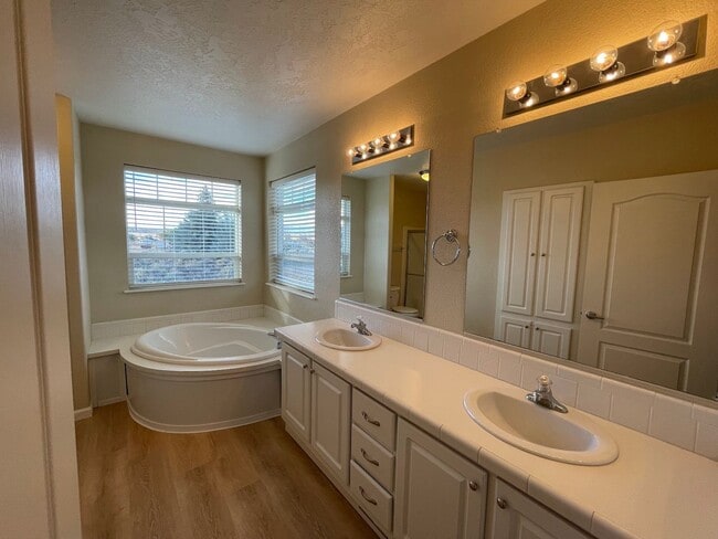 Building Photo - Quiet, spacious property!