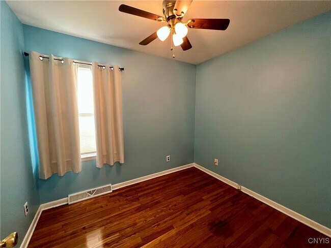 Building Photo - 427 Mosley Dr
