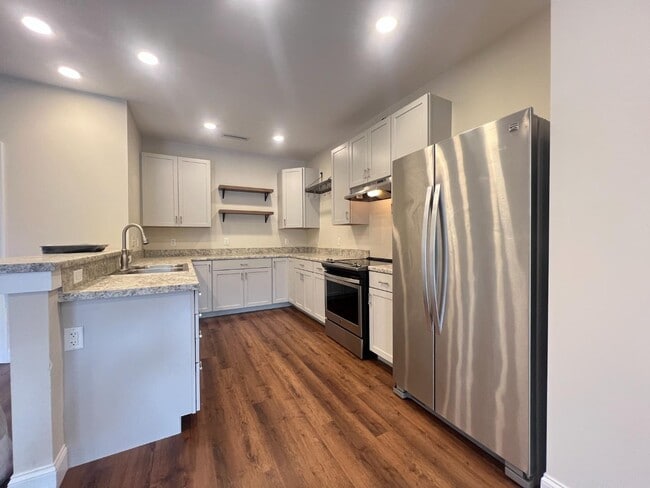 Primary Photo - 466 S Broad St