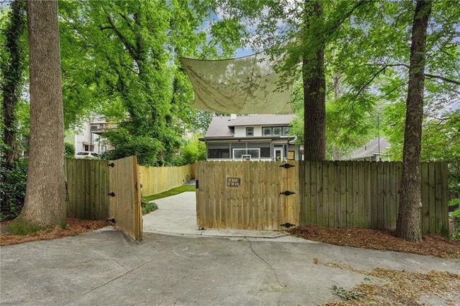 Building Photo - 843 Monroe Dr NE