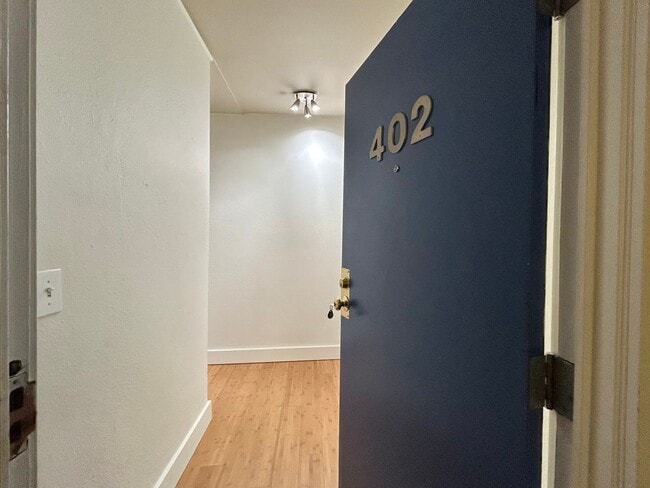 Building Photo - Top Floor Vintage 1 Bed, 1 Bath Condo!