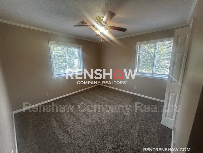 Building Photo - 10 Dawn Pl