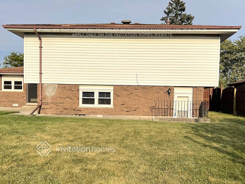 Building Photo - 16632 Parkview Ave