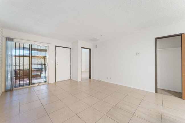 Building Photo - Single Story Condo  One Bedroom and One Ba...