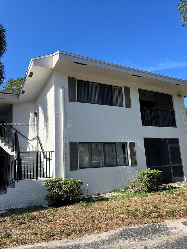 Building Photo - 2550 SW 18th Terrace