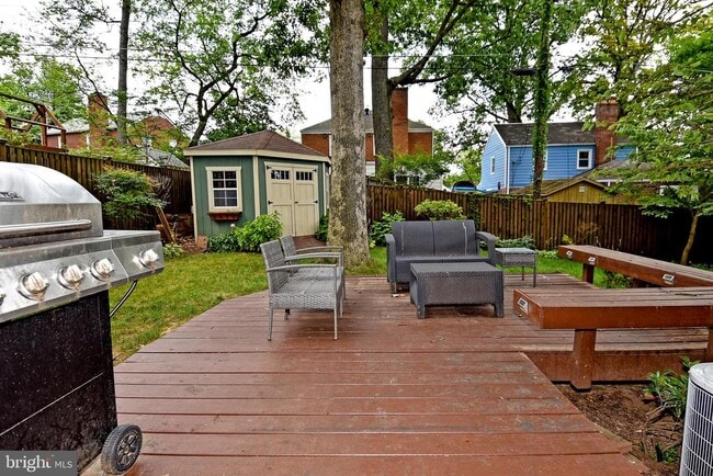 Building Photo - 1531 Patrick Henry Dr