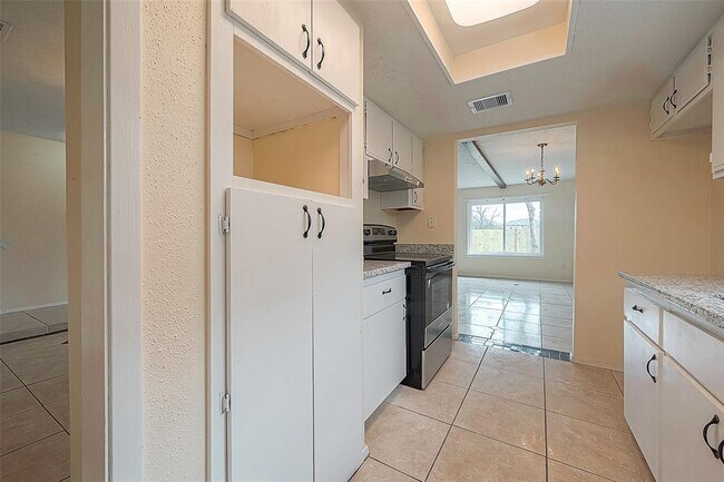 Building Photo - 1615 Millbury Dr